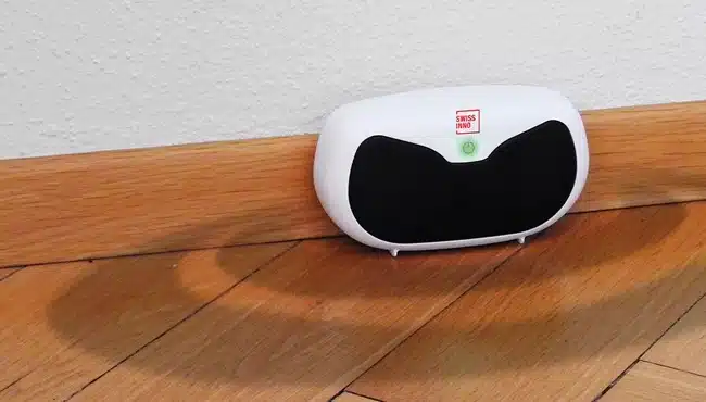 Ultrazvukový odpudzovač hlodavcov SWISSINNO umiestnený v interiéri, chrániaci priestor pred škodcami.