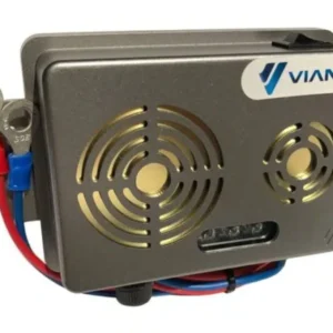 Detailný pohľad na ultrazvukový odpudzovač hlodavcov VIANO OS-4 s radarovým senzorom určený pre motorové priestory vozidiel.