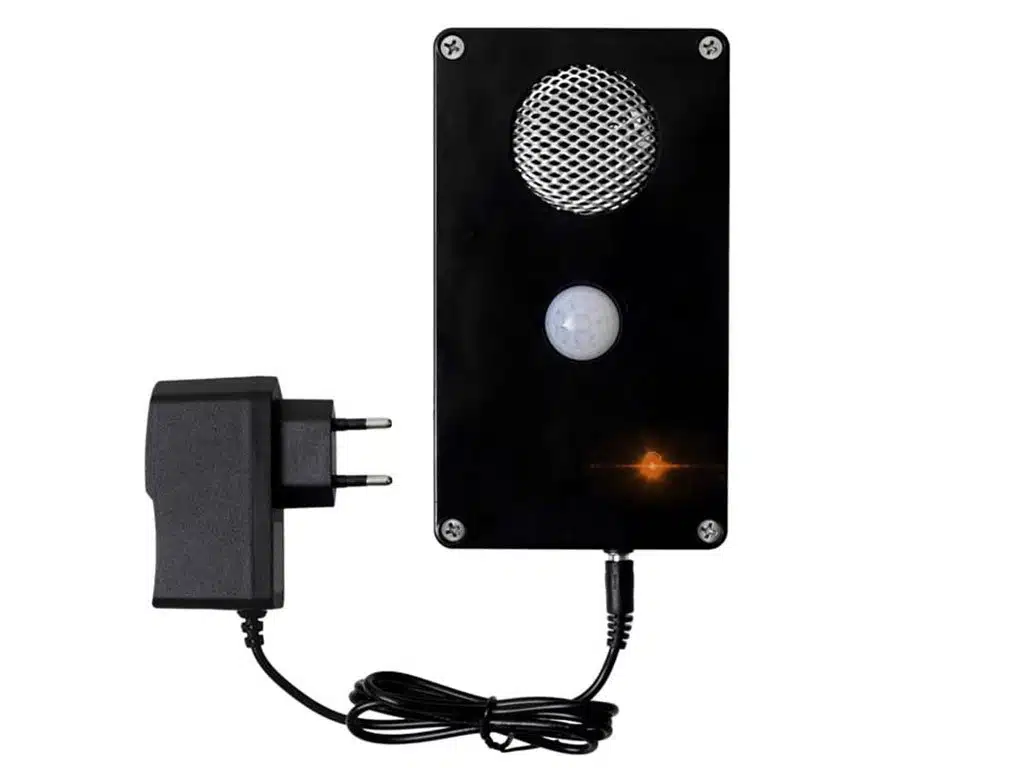 Vodotesný ultrazvukový plašič DRAGON ULTRASONIC AC900 na odpudzovanie kún, líšok a ďalšej zveri, ideálny pre vonkajšie použitie.