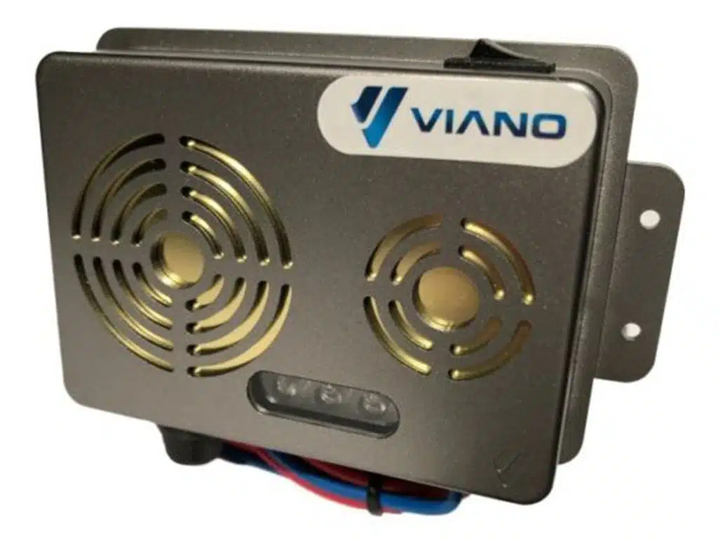 Detailné zapojenie napájacích káblov plašiča VIANO OS-4 priamo na svorky 12V autobatérie.